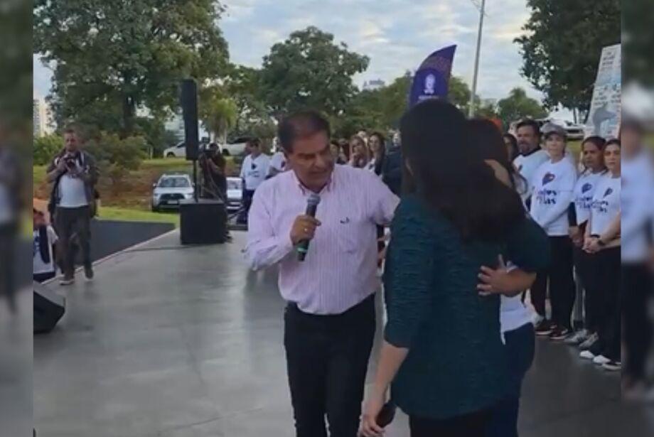 Em evento contra violência, Nelsinho promove "abraço" entre a prefeita Adriane Lopes e a ex deputada Federal Rose Modesto. Em evento contra violência, Nelsinho promove