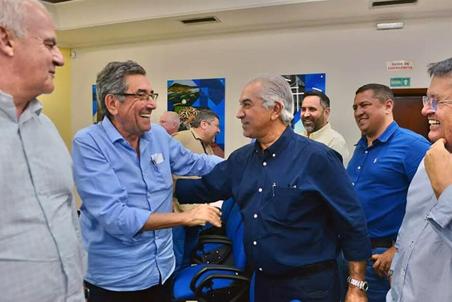 Em reunião com prefeitos, o ex governador Reinaldo Azambuja teria confirmado que vai assumir o partido liberal PL em Campo Grande. Em reunião com prefeitos, o ex governador Reinaldo Azambuja teria confirmado que vai assumir o partido liberal PL em Campo Grande.