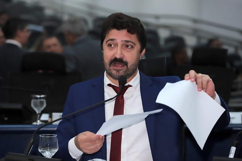 Flávio Cabo Almi reforça diálogo sobre dependência química e apresenta demandas por segurança e reparos urbanos.