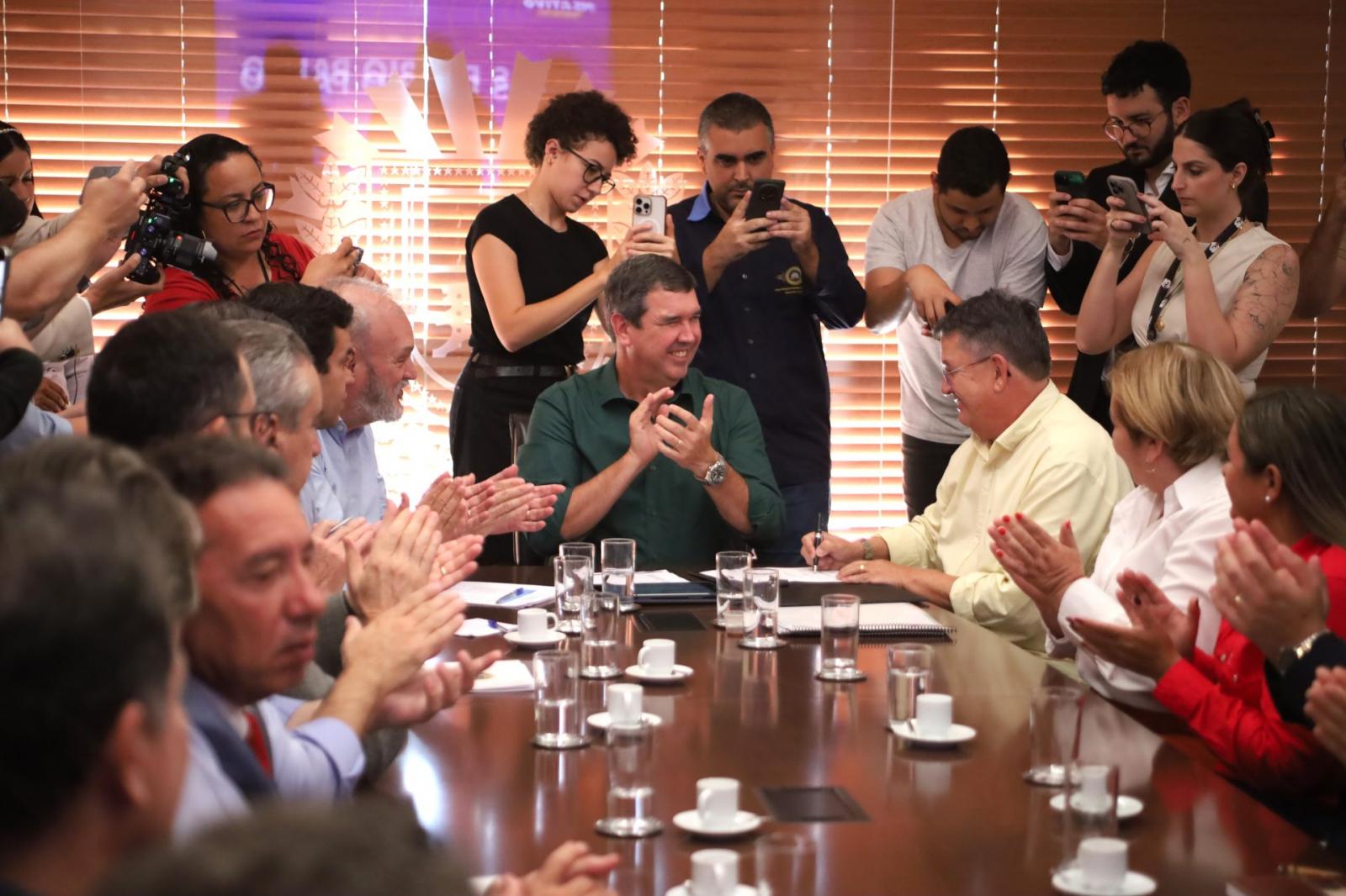 Governador Eduardo Riedel atua para repetir a aliança com os prefeitos e garantir a sua reeleição em 2026. Governador Eduardo Riedel atua para repetir a aliança com os prefeitos e garantir a sua reeleição em 2026.