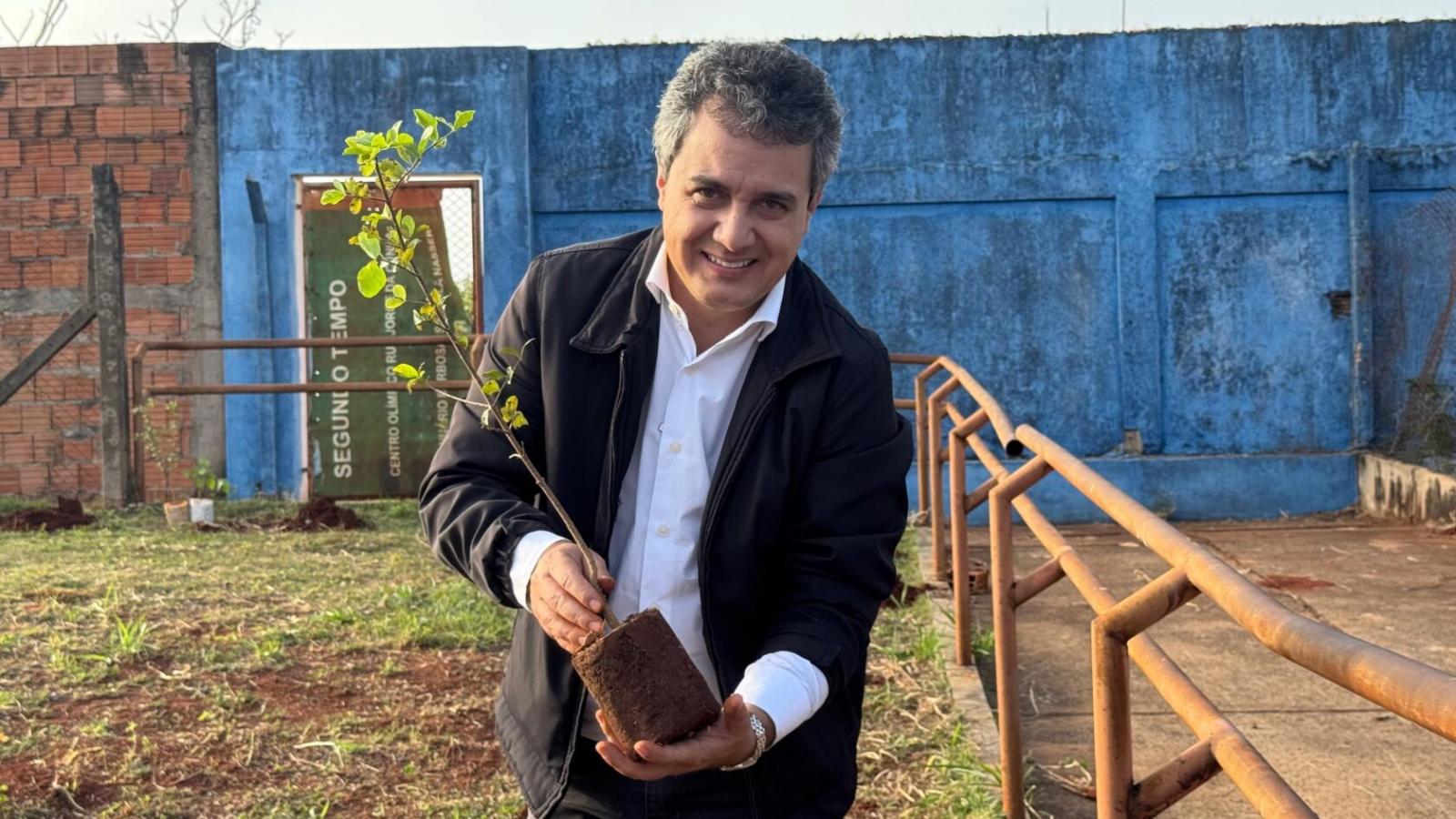 Landmark retorna ao Licurgo, escola onde foi professor, e planta árvores frutíferas com alunos da Vila Nasser. Landmark retorna ao Licurgo, escola onde foi professor, e planta árvores frutíferas com alunos da Vila Nasser.