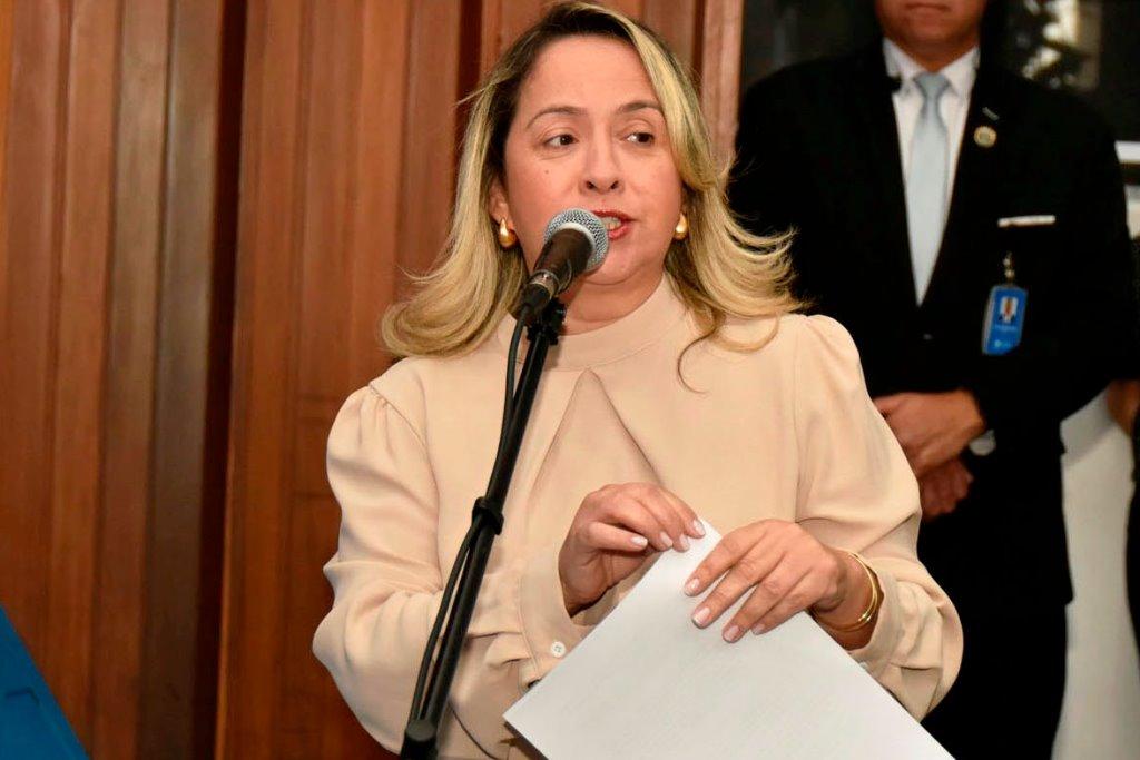 Mães atípicas podem ter prioridade na vacinação juntamente com seus filhos.