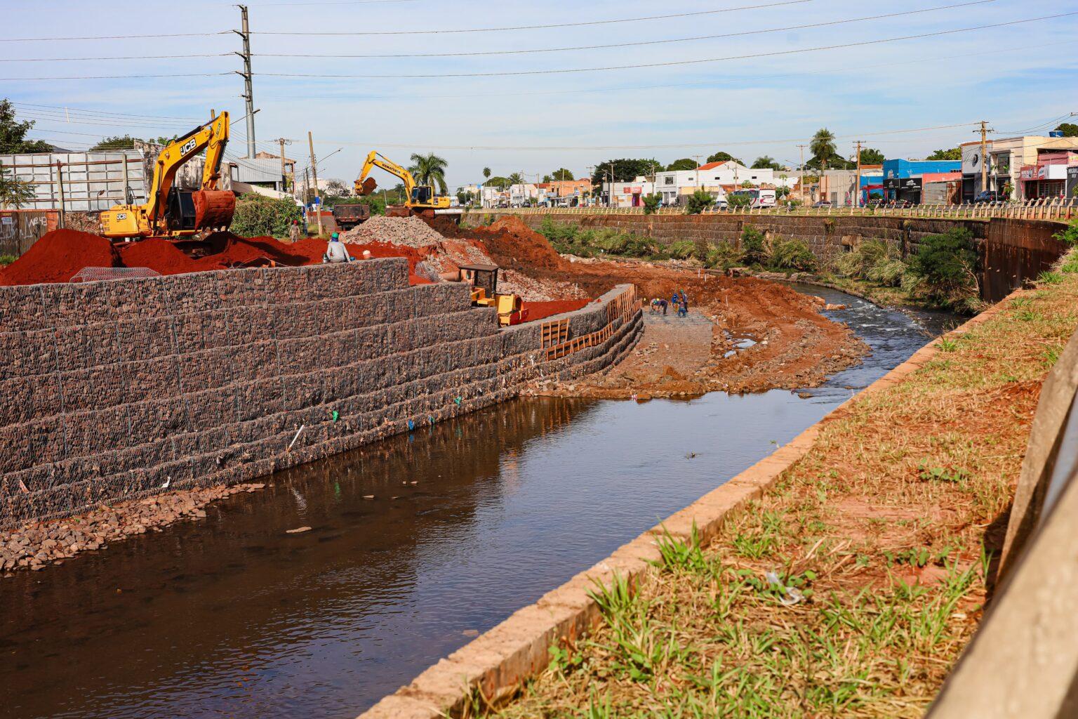 Prefeitura de Campo Grande avança com obras de contenção no Anhanduí e inicia nova etapa na Ernesto Geisel.