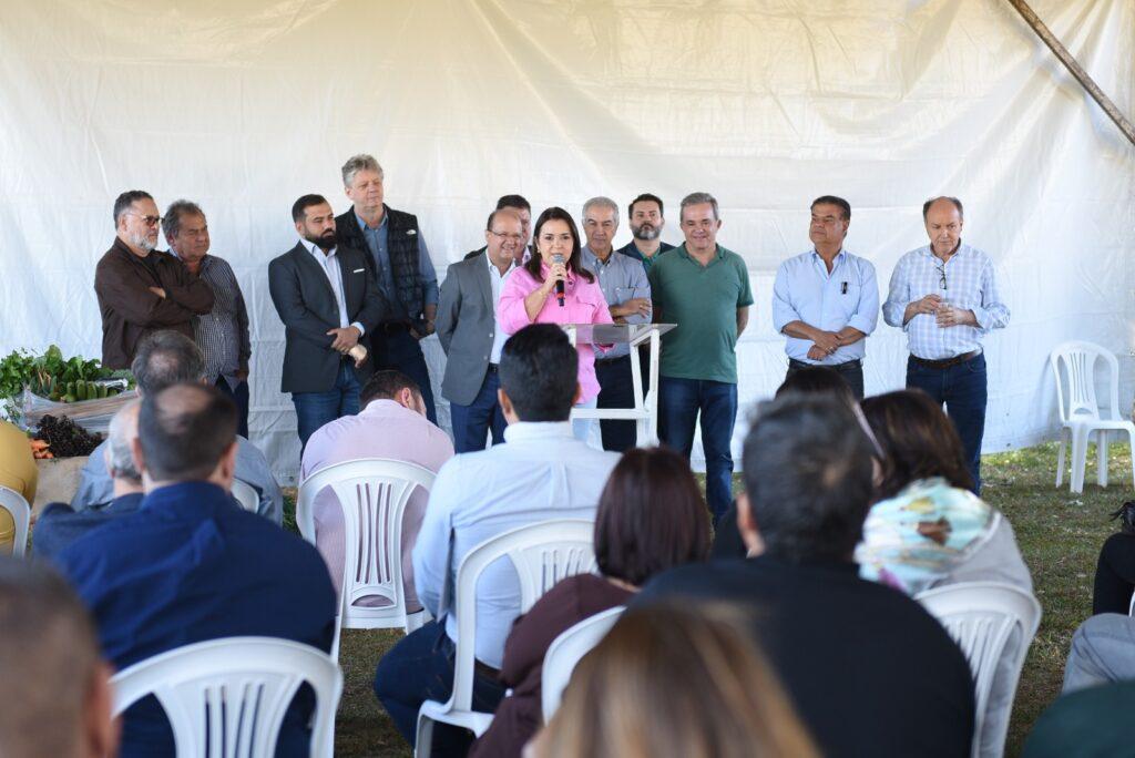 Campo Grande recebe tratores para fomentar a agricultura familiar.