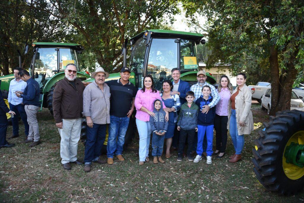 Campo Grande recebe tratores para fomentar a agricultura familiar.