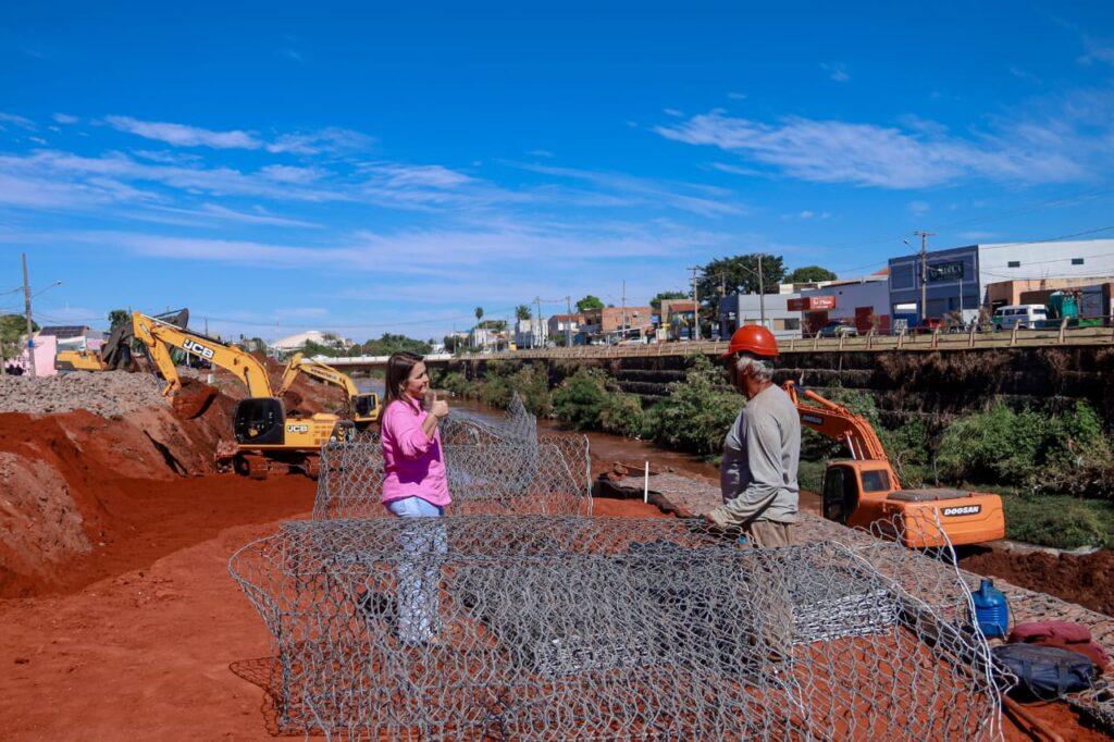 Obra de contenção de enchentes na Ernesto Geisel avança com 50% do cronograma já executado.