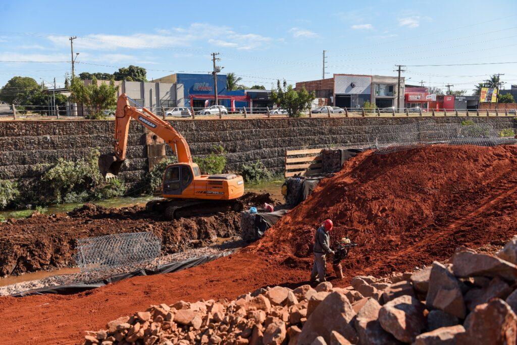 Obra de contenção de enchentes na Ernesto Geisel avança com 50% do cronograma já executado.