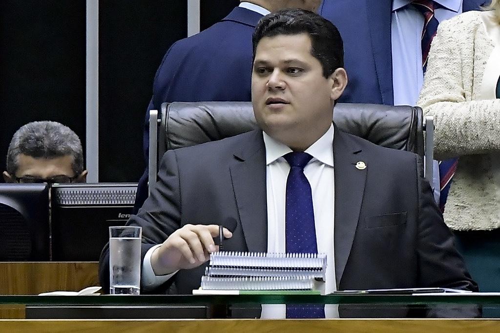 Alcolumbre contraria PL e mantém recesso parlamentar no Senado. Alcolumbre contraria PL e mantém recesso parlamentar no Senado.