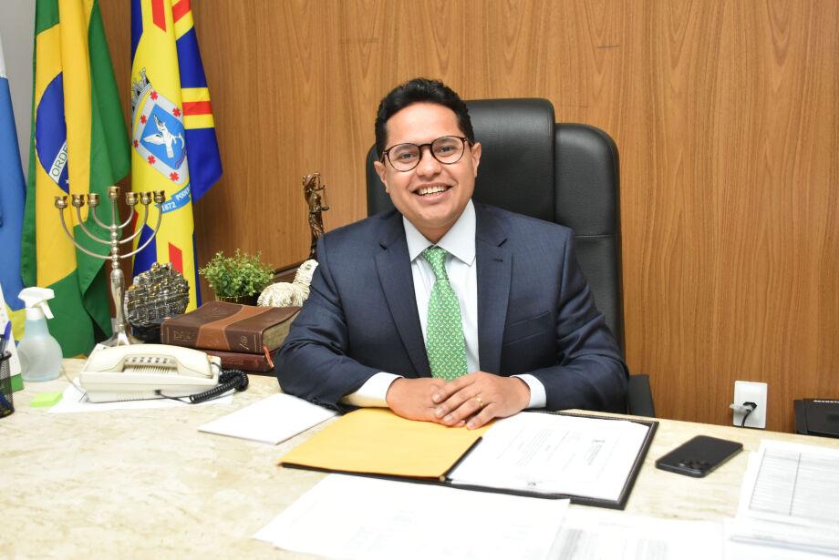 Câmara antecipa eleição da presidência em 18 meses para fortalecer presidente eleito há seis meses. Câmara antecipa eleição da presidência em 18 meses para fortalecer presidente eleito há seis meses.