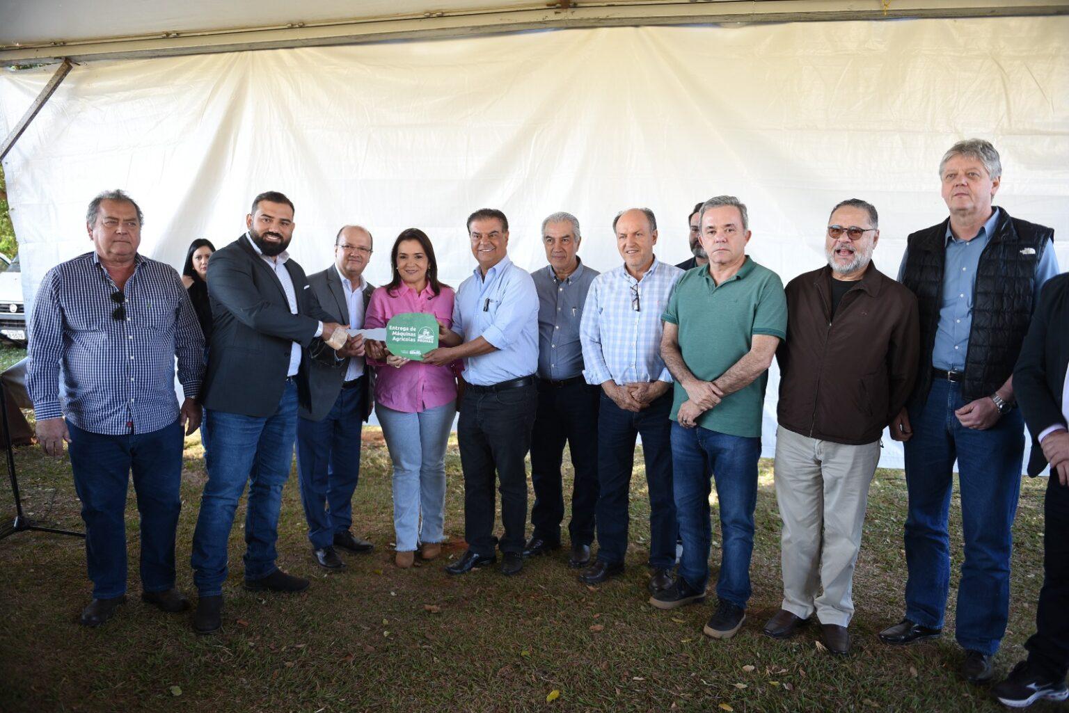 Campo Grande recebe tratores para fomentar a agricultura familiar.