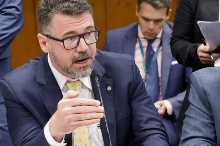 Deputado federal, Marcos Pollon protocola 12º pedido de impeachment contra presidente Lula Inácio da Silva. Deputado federal, Marcos Pollon protocola 12º pedido de impeachment contra presidente Lula Inácio da Silva.