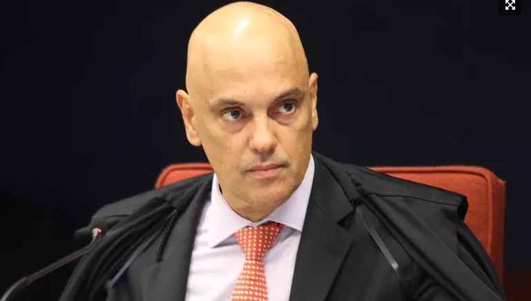 Flávio Bolsonaro protocola pedido de impeachment de Moraes no Senado. Flávio Bolsonaro protocola pedido de impeachment de Moraes no Senado.
