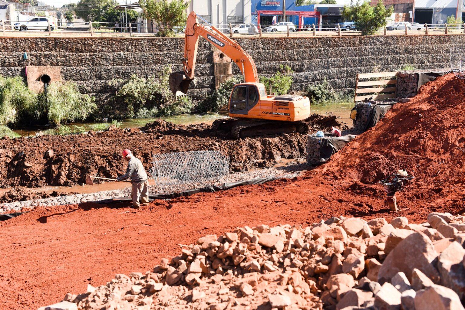 Obra de contenção de enchentes na Ernesto Geisel avança com 50% do cronograma já executado.