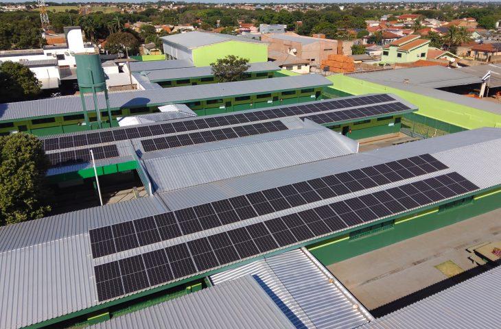 Placas solares e produção de energia limpa levam modernidade e economia de gastos às escolas estaduais de Mato Grosso do Sul. Placas solares e produção de energia limpa levam modernidade e economia de gastos às escolas estaduais de Mato Grosso do Sul.