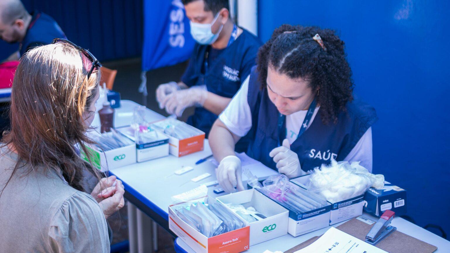 Prefeitura promove ação de prevenção às hepatites em unidade de saúde.