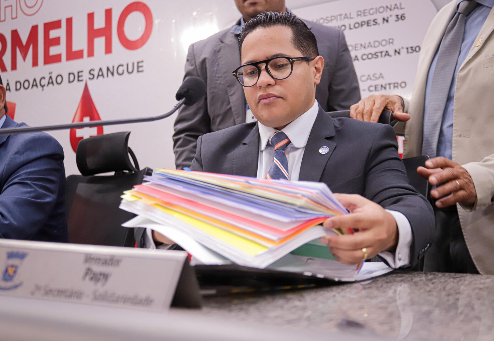 O presidente da Câmara Municipal de Campo Grande, vereador Papy (PSDB), assinou homologação de licitação para gastar R$ 186.880,64 com passagens para o Legislativo Municipal. O presidente da Câmara Municipal de Campo Grande, vereador Papy (PSDB), assinou homologação de licitação para gastar R$ 186.880,64 com passagens para o Legislativo Municipal.