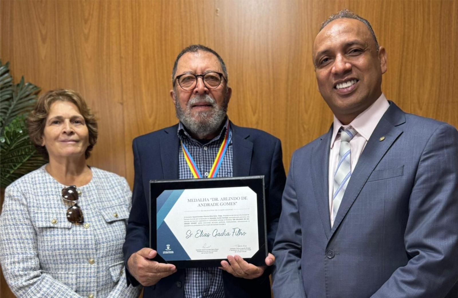Vereador Junior Coringa entrega Moção de Congratulação a Elias Gadia Filho por sua trajetória exemplar em Campo Grande. Vereador Junior Coringa entrega Moção de Congratulação a Elias Gadia Filho por sua trajetória exemplar em Campo Grande.