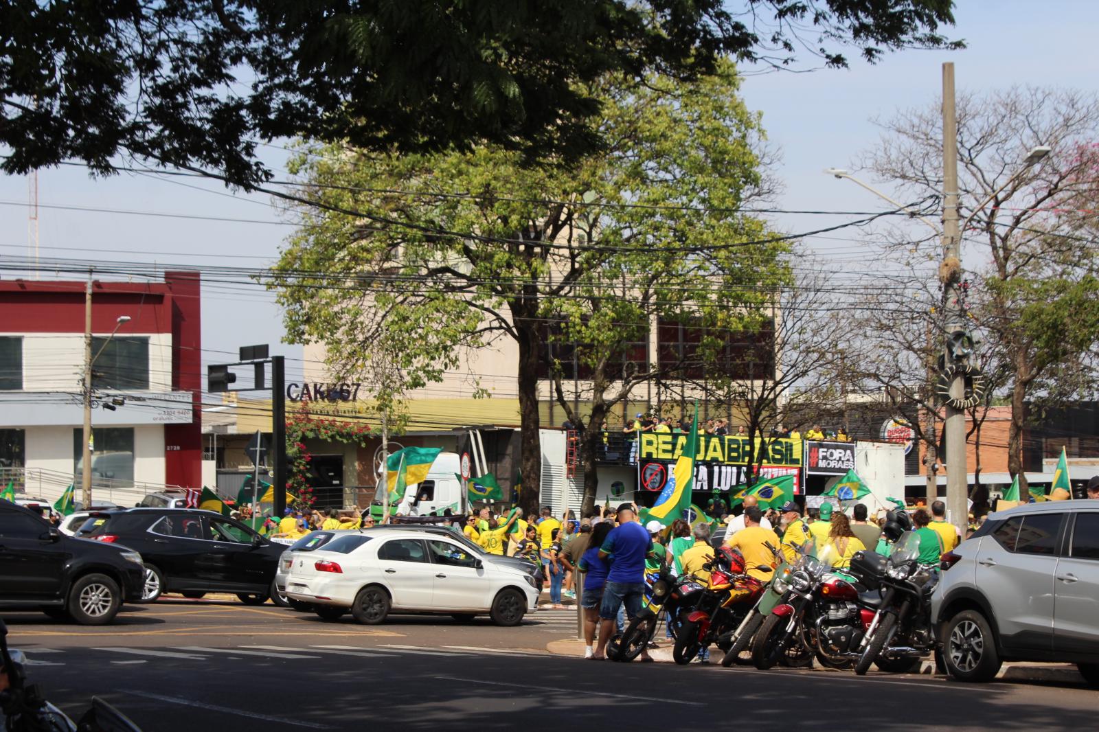 Apoiadores de Bolsonaro lotam a Afonso Pena para pedir liberdade de expressão. Apoiadores de Bolsonaro lotam a Afonso Pena para pedir liberdade de expressão.