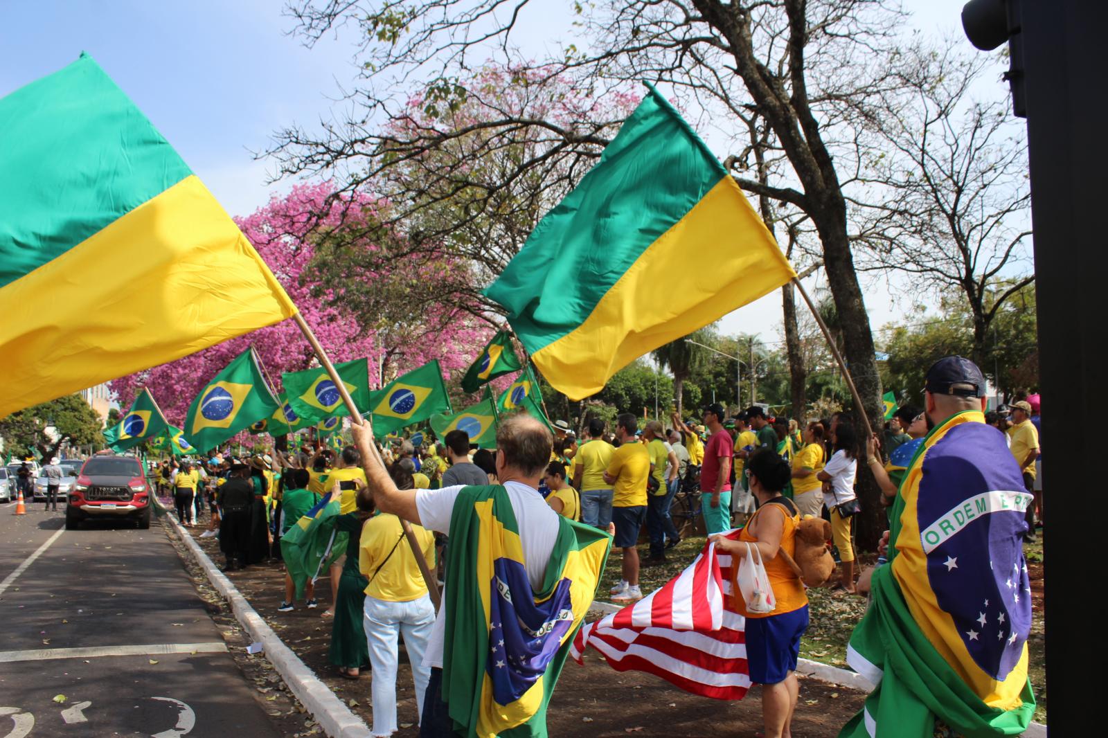 Apoiadores de Bolsonaro lotam a Afonso Pena para pedir liberdade de expressão. Apoiadores de Bolsonaro lotam a Afonso Pena para pedir liberdade de expressão.