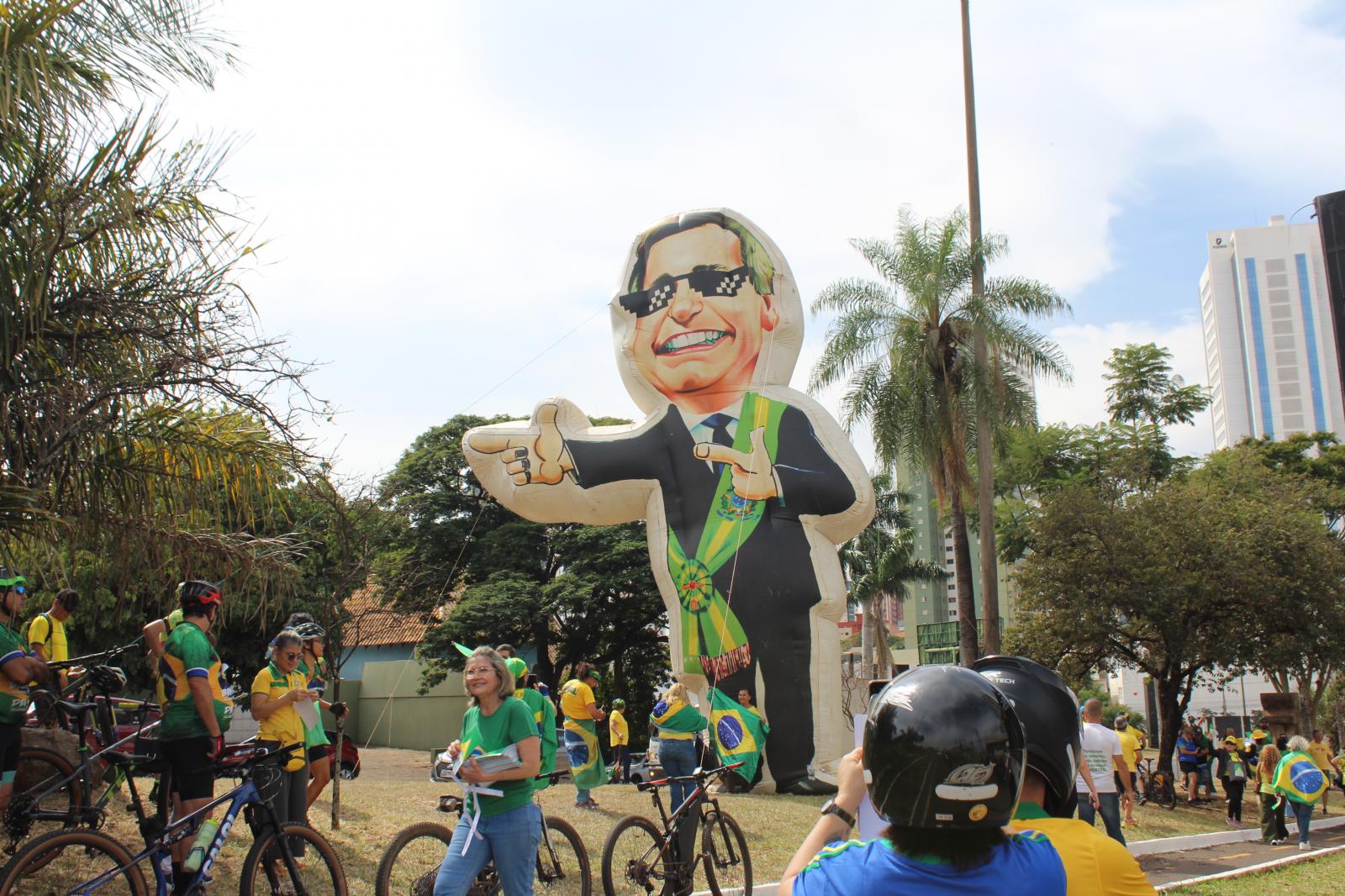 Apoiadores de Bolsonaro lotam a Afonso Pena para pedir liberdade de expressão. Apoiadores de Bolsonaro lotam a Afonso Pena para pedir liberdade de expressão.