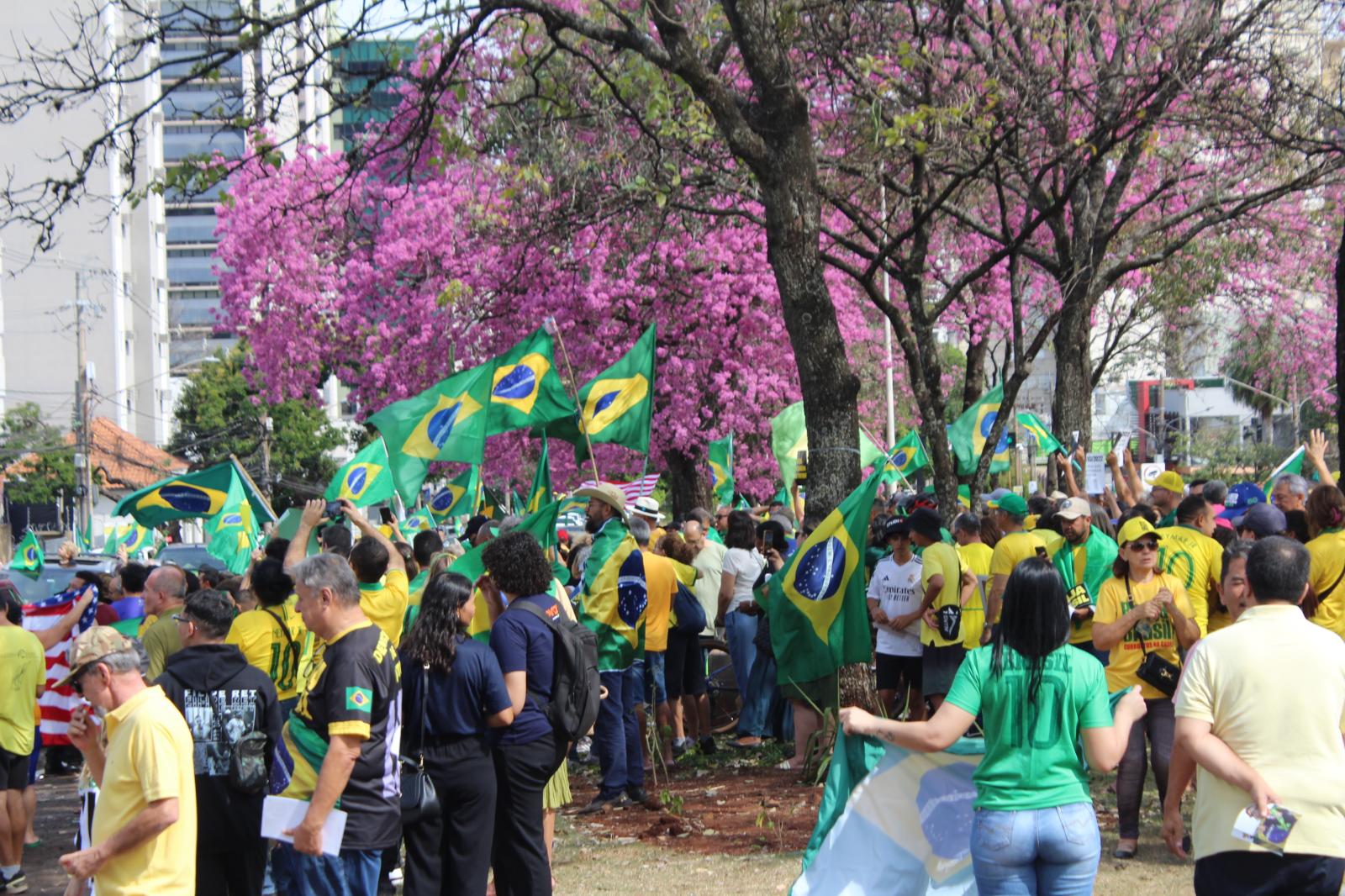 Apoiadores de Bolsonaro lotam a Afonso Pena para pedir liberdade de expressão. Apoiadores de Bolsonaro lotam a Afonso Pena para pedir liberdade de expressão.