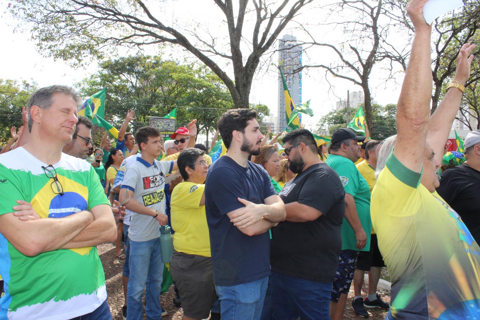 Apoiadores de Bolsonaro lotam a Afonso Pena para pedir liberdade de expressão. Apoiadores de Bolsonaro lotam a Afonso Pena para pedir liberdade de expressão.