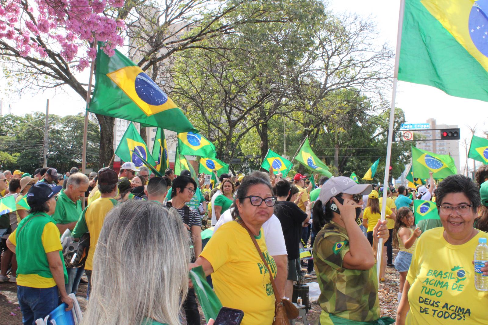 Apoiadores de Bolsonaro lotam a Afonso Pena para pedir liberdade de expressão. Apoiadores de Bolsonaro lotam a Afonso Pena para pedir liberdade de expressão.