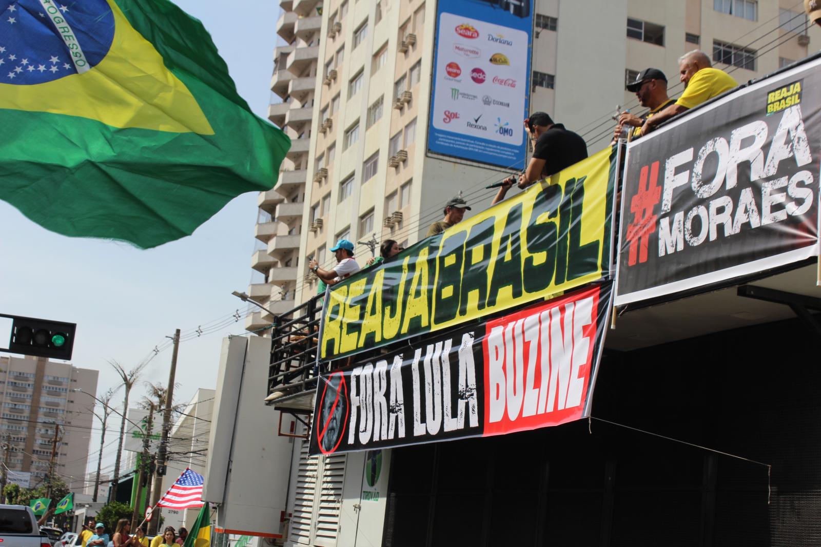 Apoiadores de Bolsonaro lotam a Afonso Pena para pedir liberdade de expressão. Apoiadores de Bolsonaro lotam a Afonso Pena para pedir liberdade de expressão.