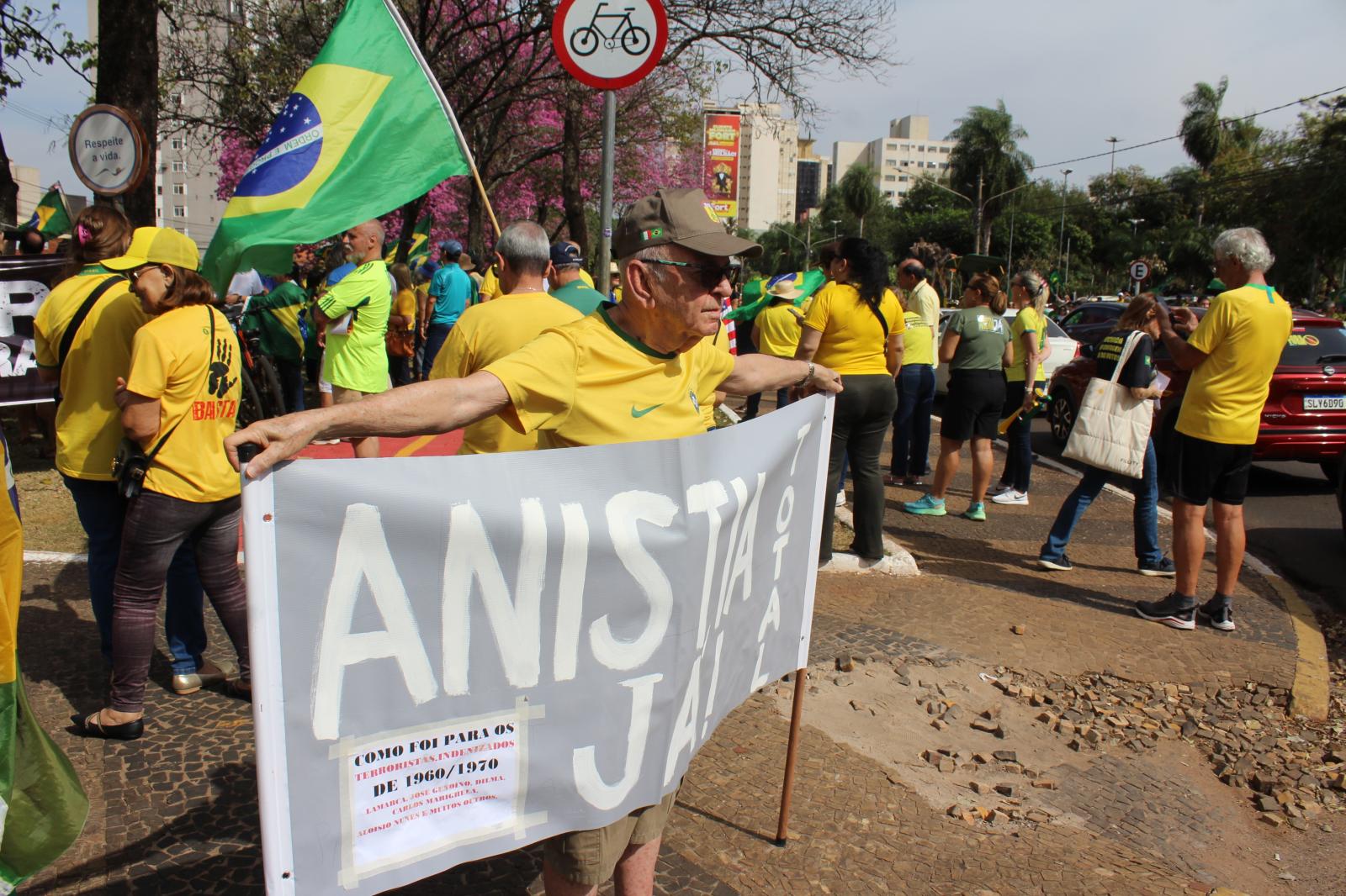Apoiadores de Bolsonaro lotam a Afonso Pena para pedir liberdade de expressão. Apoiadores de Bolsonaro lotam a Afonso Pena para pedir liberdade de expressão.