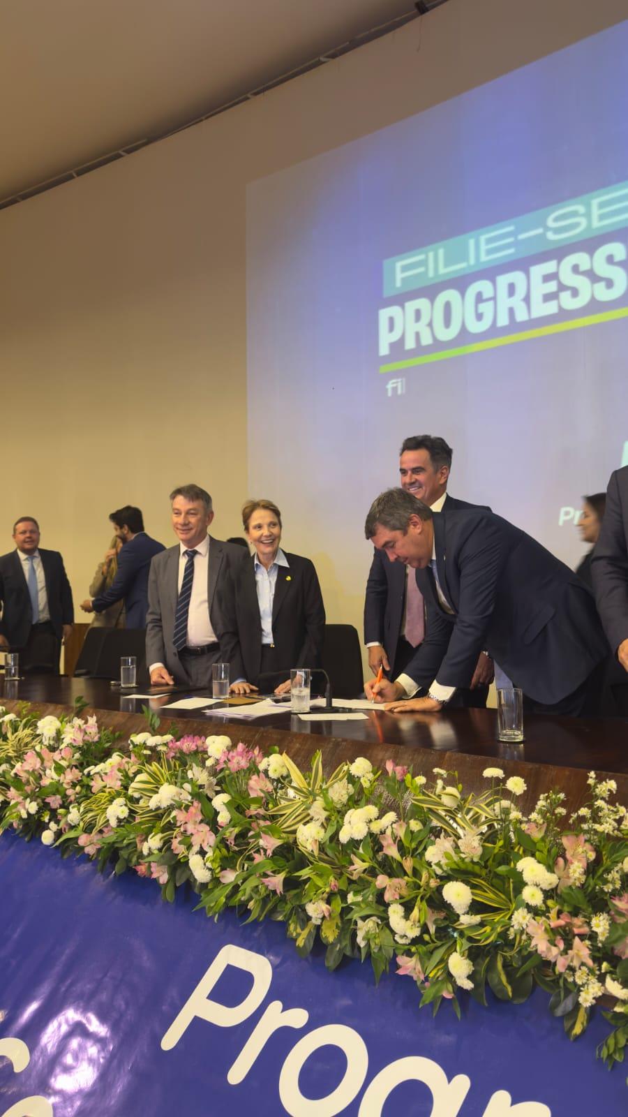 Em Brasília, o Governador Eduardo Riedel oficializa troca do PSDB pelo PP e assume vice-presidência. Em Brasília, o Governador Eduardo Riedel oficializa troca do PSDB pelo PP e assume vice-presidência.