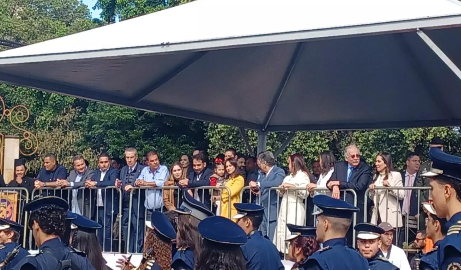 A prefeita da Capital Adriane Lopes acompanha desfile em Campo Grande Ao lado do senador  Nelsinho Trad e deputados. A prefeita da Capital Adriane Lopes acompanha desfile em Campo Grande Ao lado do senador  Nelsinho Trad e deputados.