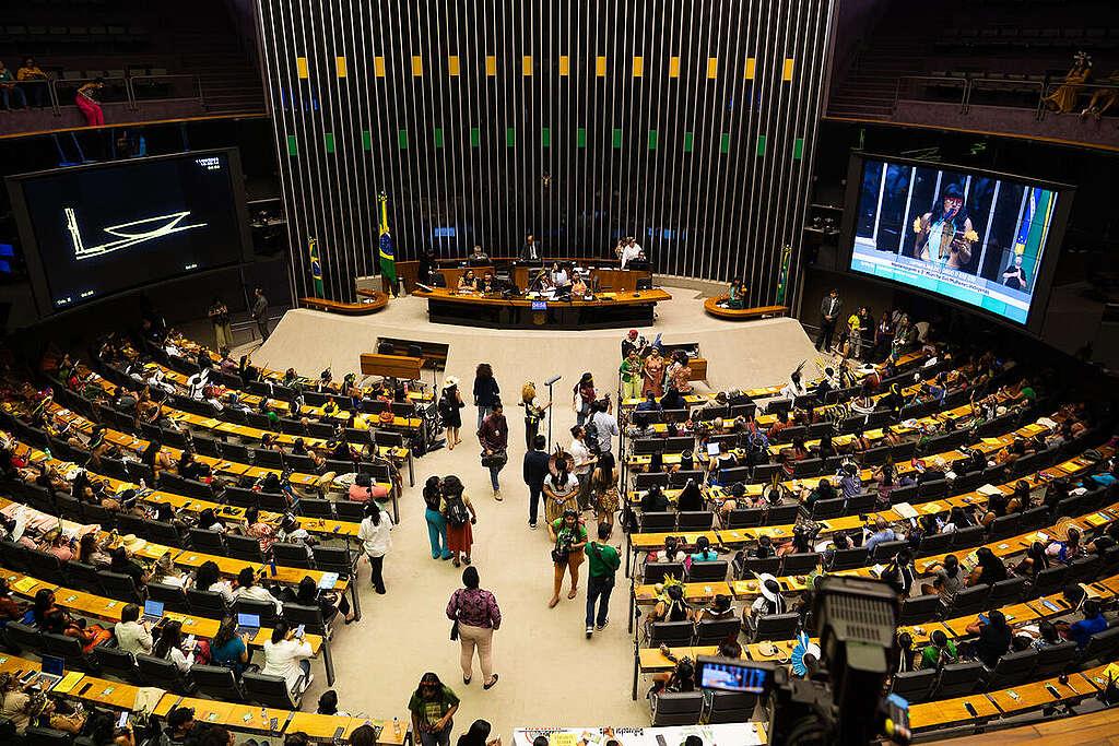 Câmara aprova urgência de projeto contra adultização de crianças, com rejeição da oposição. Câmara aprova urgência de projeto contra adultização de crianças, com rejeição da oposição.