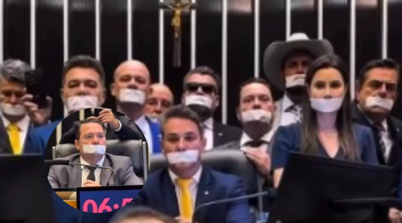 Em defesa do ex presidente Jair Messias Bolsonaro, deputado de MS adere a protesto com fita na boca e ocupa Câmara. Em defesa do ex presidente Jair Messias Bolsonaro, deputado de MS adere a protesto com fita na boca e ocupa Câmara.