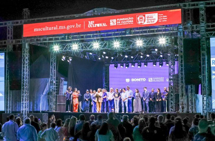 Governo de MS abre Festival de Inverno de Bonito 2025 em clima de celebração cultural. Governo de MS abre Festival de Inverno de Bonito 2025 em clima de celebração cultural.