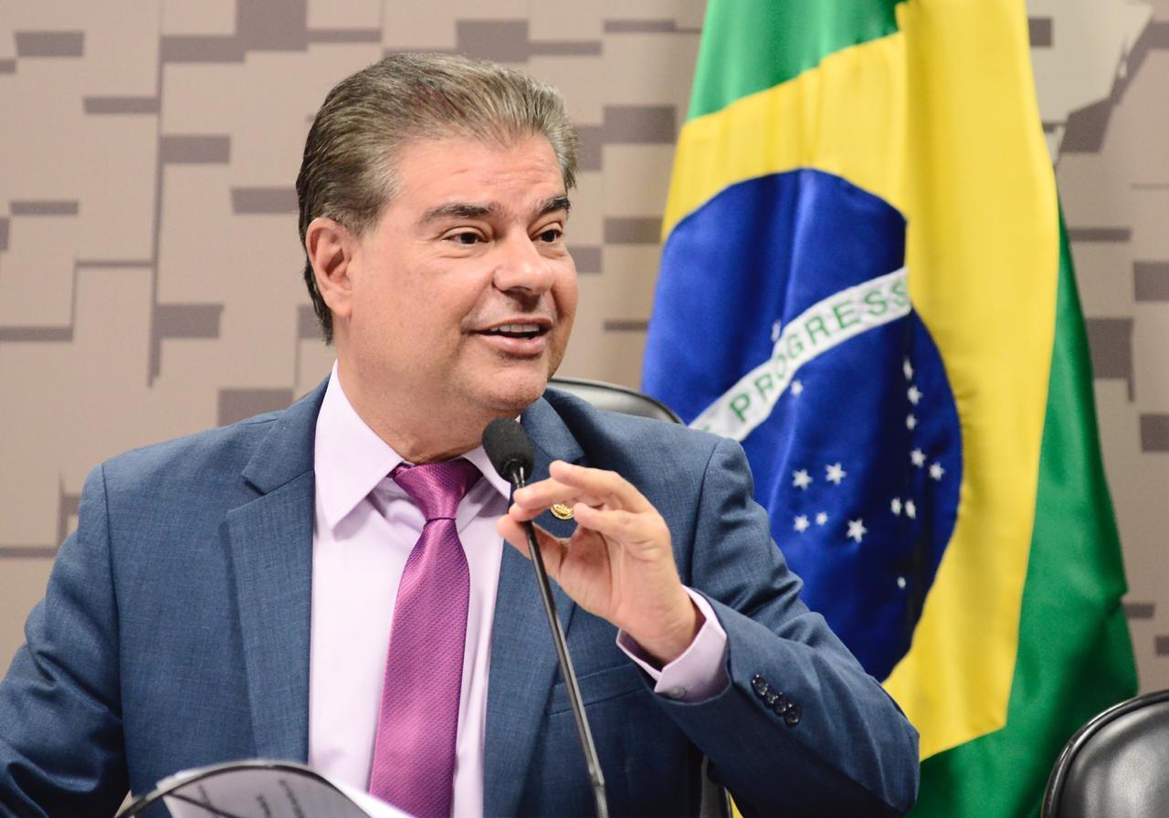 O Senador Nelsinho Trad reclama que irmãos com viés "esquerdista" atrapalham sua reeleição. O Senador Nelsinho Trad reclama que irmãos com viés