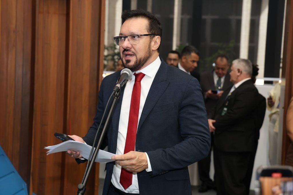 Projeto determina que unidades de saúde e escolas informem sobre o vício em internet.