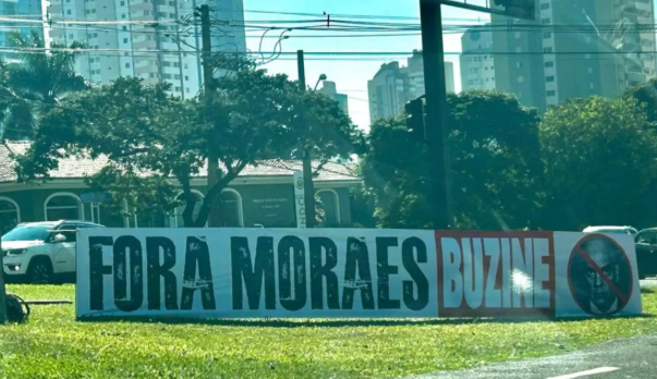 Quarta-feira amanhece com faixas de ‘Fora Moraes’ na Avenida Afonso Pena em Campo Grande. Quarta-feira amanhece com faixas de ‘Fora Moraes’ na Avenida Afonso Pena em Campo Grande.