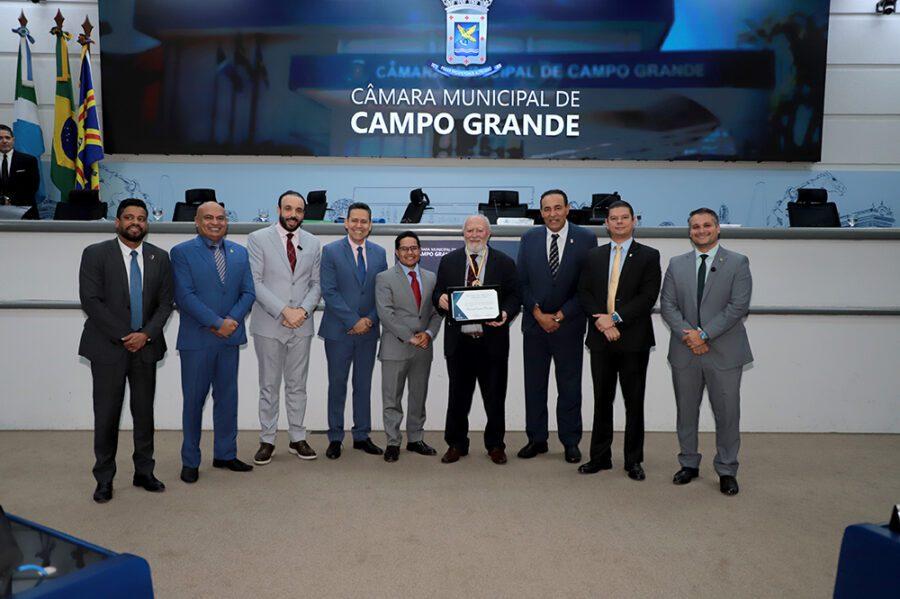 Servidor que trabalha há 49 anos na Câmara é homenageado.