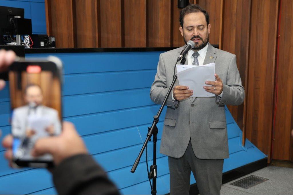 Terapia assistida por cães para crianças com autismo é proposta.