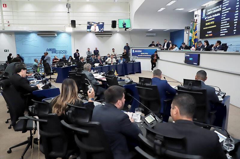 Vereadores votam projeto que proíbe redução de linhas de ônibus nas férias escolares.