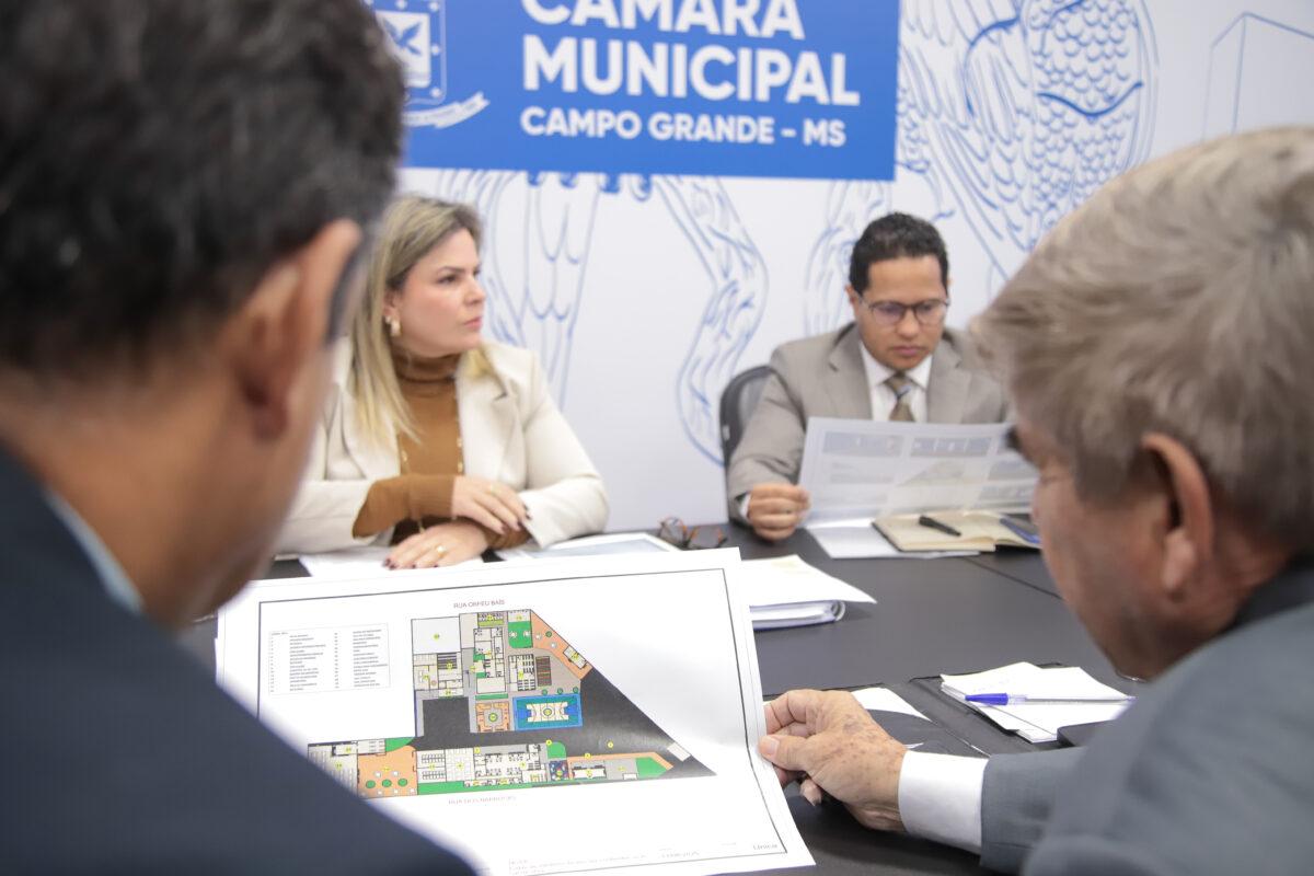 Vice-prefeita apresenta ações de assistência social e atualiza vereadores sobre acolhimento a pessoas em situação de rua na Capital.