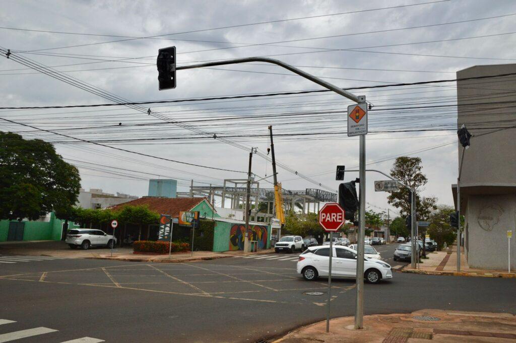 Semáforo entre Barão de Melgaço e Padre João Crippa vai melhorar mobilidade na região central