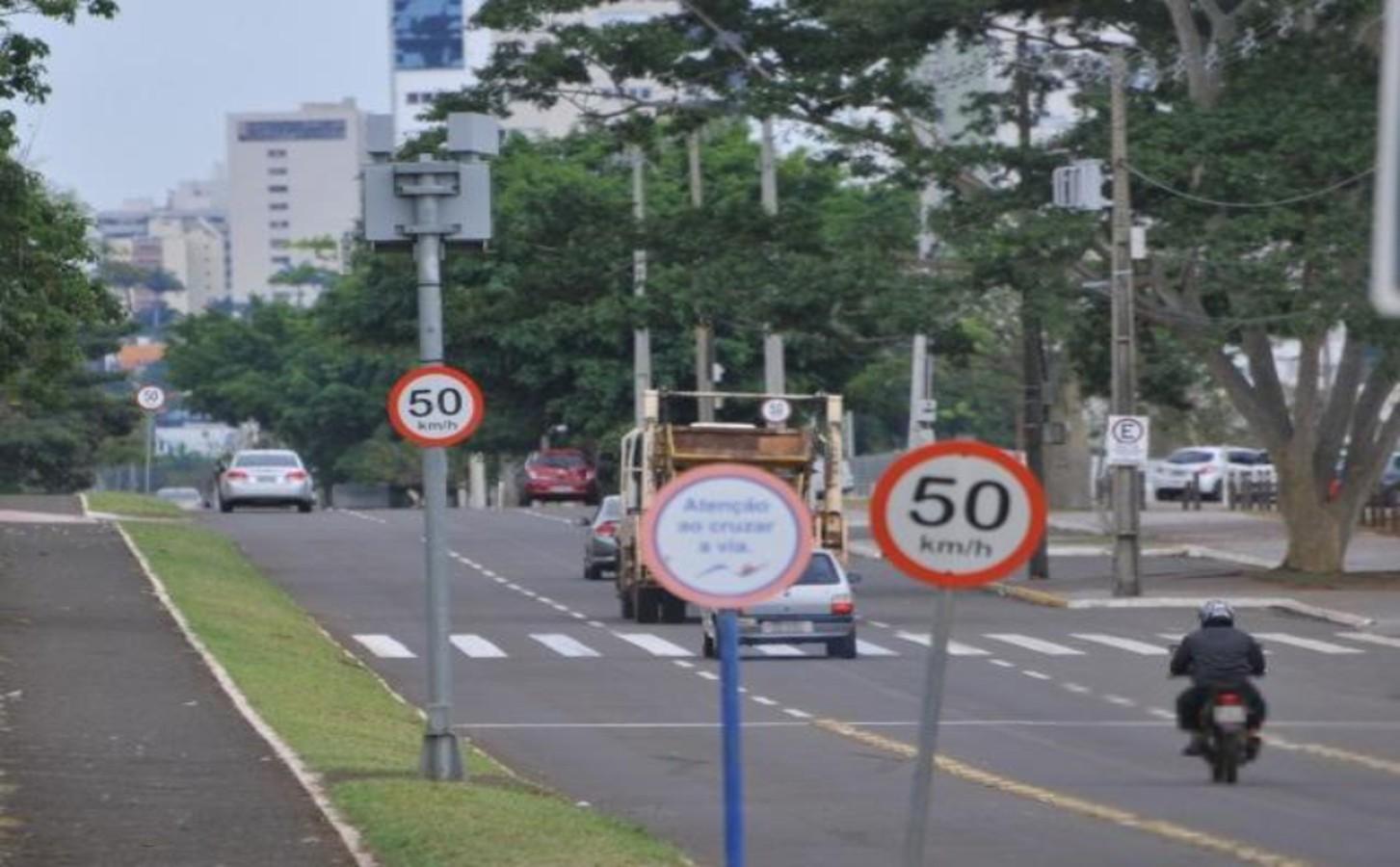 A Justiça do TJMS suspende aplicação de multas de trânsito por radares em Campo Grande.