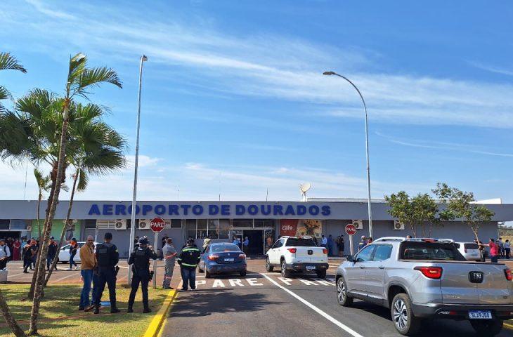 Aeroporto de Dourados: após reabertura, Governo de MS investirá R$ 38 milhões em novo terminal de passageiros. Aeroporto de Dourados: após reabertura, Governo de MS investirá R$ 38 milhões em novo terminal de passageiros.