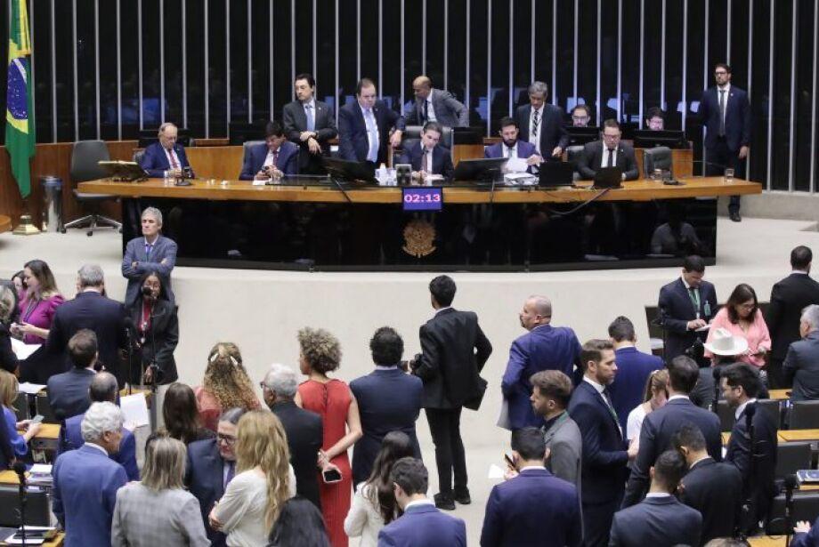 Câmara aprova urgência para projeto de anistia que pode alcançar Bolsonaro e condenados pelo STF. Câmara aprova urgência para projeto de anistia que pode alcançar Bolsonaro e condenados pelo STF.