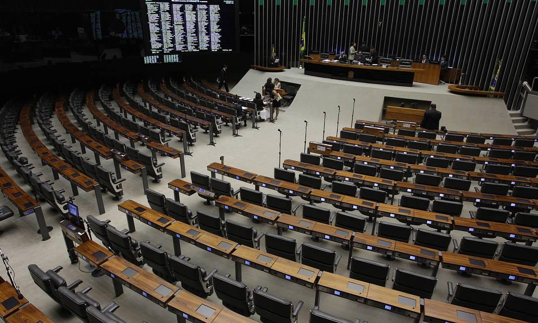 Deputados Federais querem proibir uso de carroças e de animais em circos. Deputados Federais querem proibir uso de carroças e de animais em circos.