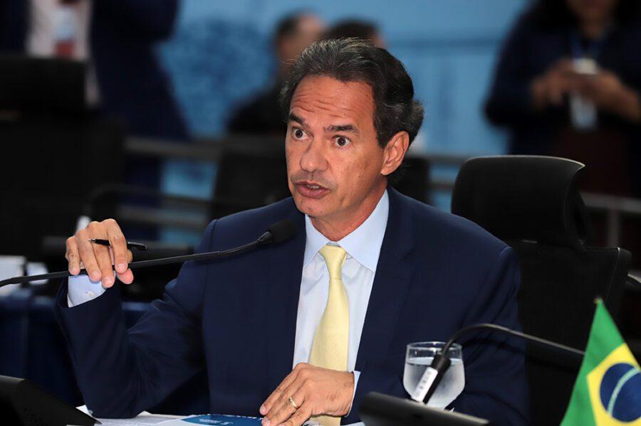 Marquinhos Trad defende transparência nas licitações, mas veto do Executivo é mantido.