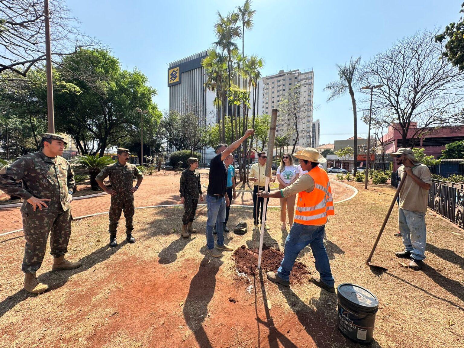 Praça Ary Coelho recebe o plantio de novas árvores e reforça revitalização do centro de Campo Grande.