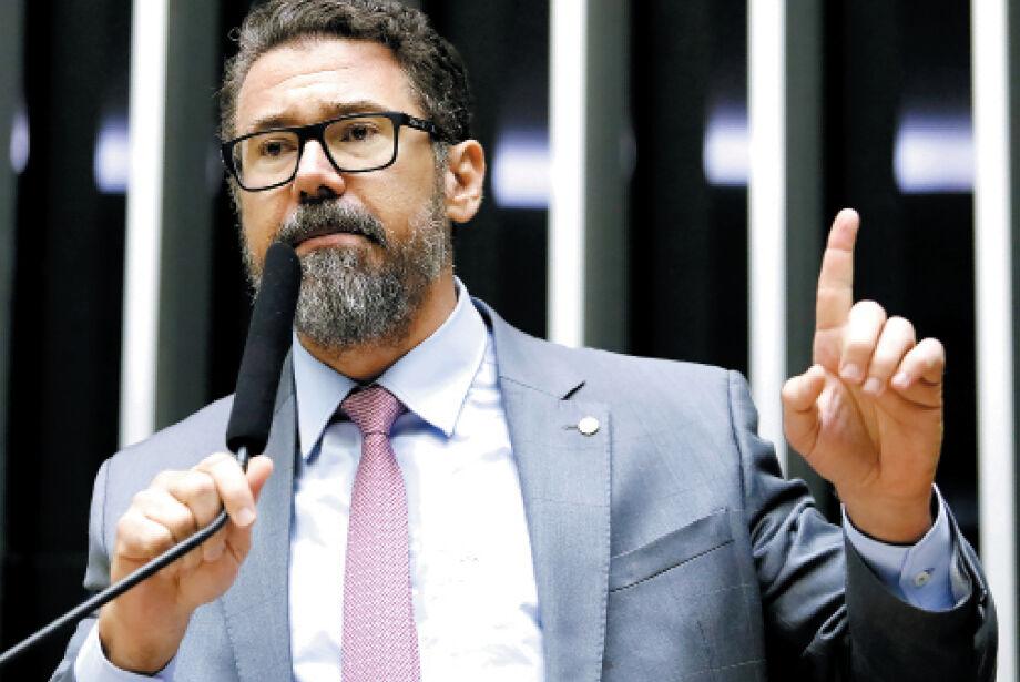 O relator do projeto de lei, deputado federal Marcos Pollon ele  tem uma  proposta para autorizar porte de arma de fogo aos policiais legislativos. O relator do projeto de lei, deputado federal Marcos Pollon ele  tem uma  proposta para autorizar porte de arma de fogo aos policiais legislativos.