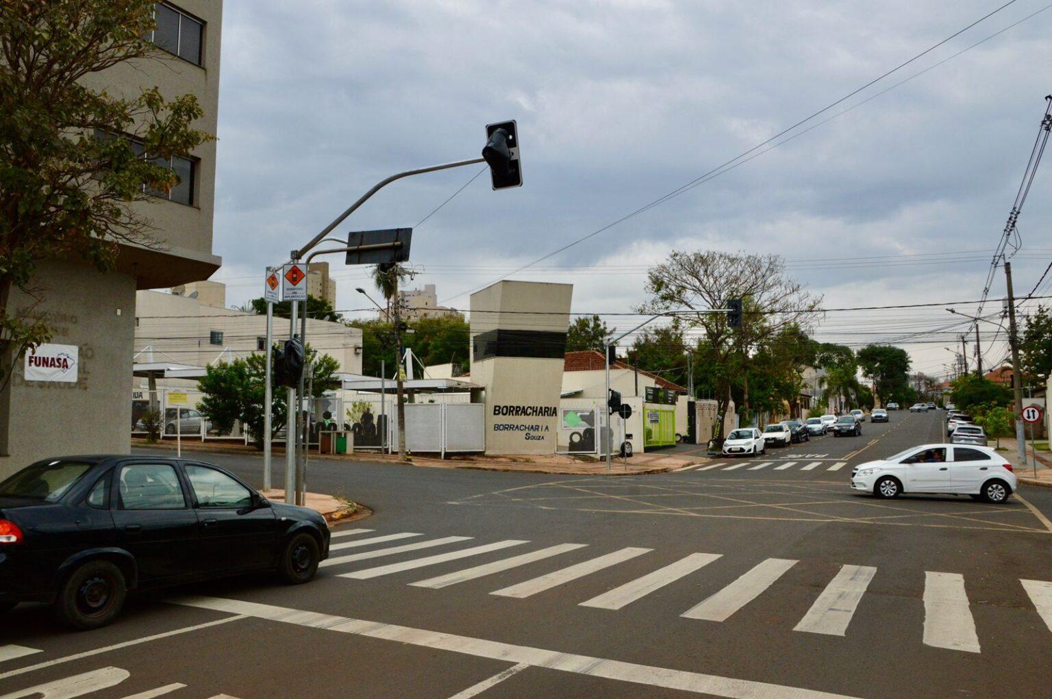 Semáforo entre Barão de Melgaço e Padre João Crippa vai melhorar mobilidade na região central